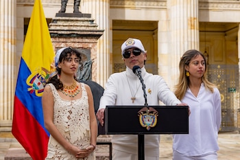 Gustavo Petro estuvo acompañado por sus hijas Sofía y Antonella durante las elecciones presidenciales de segunda vuelta - crédito Joel González/Presidencia