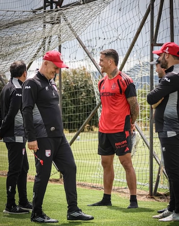 Fernando de Paul, capitán de Colo Colo, hablando con el cuerpo técnico de Independiente Santa Fe, encabezado por Pablo Repetto - crédito Independiente Santa Fe