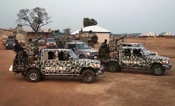 Vehículos del Ejército nigeriano vigilan