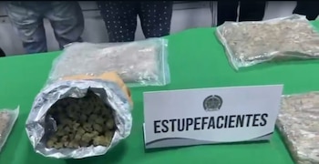 Los agentes hallaron a los tres sospechosos en el segundo piso del domicilio junto a bolsas con sustancias ilícitas - crédito Mebog