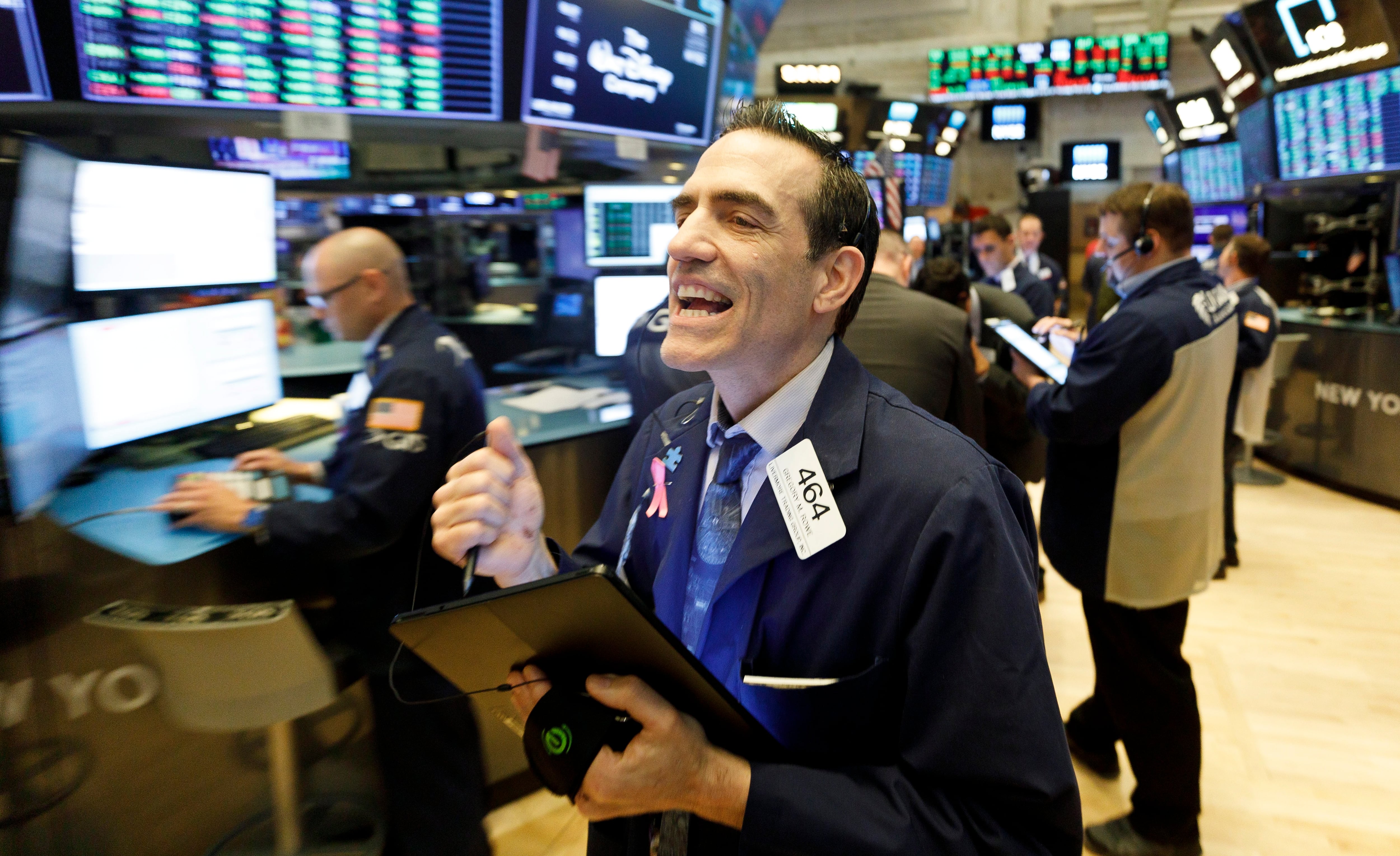 Las acciones argentinas subieron hasta 10% en Wall Street y se desplomó el riesgo país durante la última jornada financiera. EFE/EPA/JUSTIN LANE