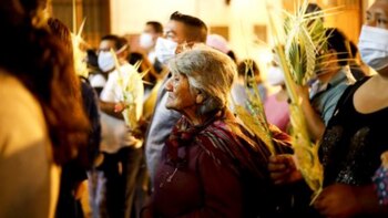 Los fieles llevan en sus