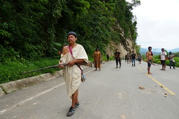 Hombres indígenas Ashaninka, armados con