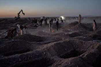 Los afganos todavía esperan encontrar supervivientes del terremoto que mató a más de 2.000 personas en la provincia occidental de Herat