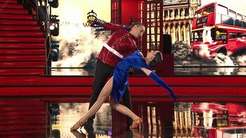 Josie, junto a su maestra,