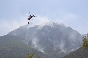 Uno de los helicópteros que trabajan en el incendio de Plan (Huesca) cargando agua del ibón. (REMITIDA / HANDOUT por GOBIERNO DE ARAGÓN)