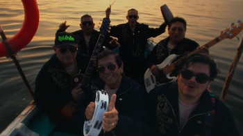 Los Mirlos durante la grabación de “Amber” para ‘The World Meets Los Mirlos’. YouTube.