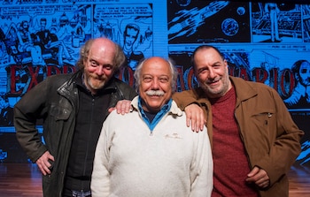 Pipo, entre Claudio Kleiman (izquierda) y Alfredo Rosso, grandes amigos y tres firmas ineludibles dentro del periodismo cultural y musical local. Los tres coincidieron en revistas claves como Expreso Imaginario, Canta Rock y La Mano (Foto: Laura Szenkierman)