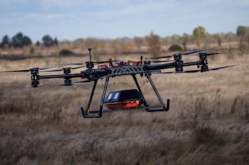 El dron StarGate, fabricado por la empresa SkyFall (AP Photo/Evgeniy Maloletka)
