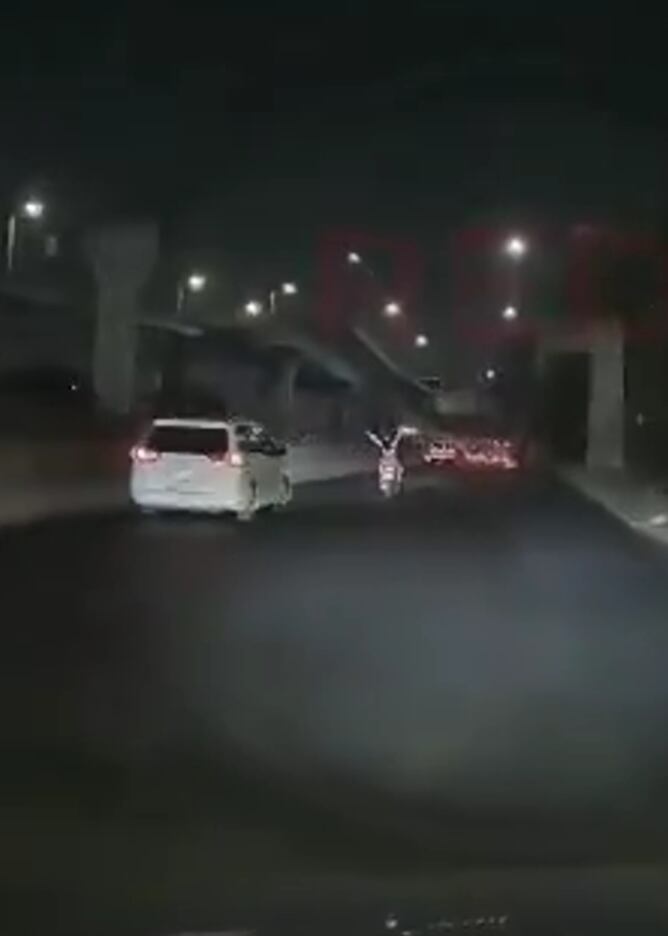La camioneta tocó el claxon insistentemente a la pareja en moto, la mujer levantó los brazos y el auto aceleró para impactarlos Foto: Captura de pantalla video Grupo SIADE