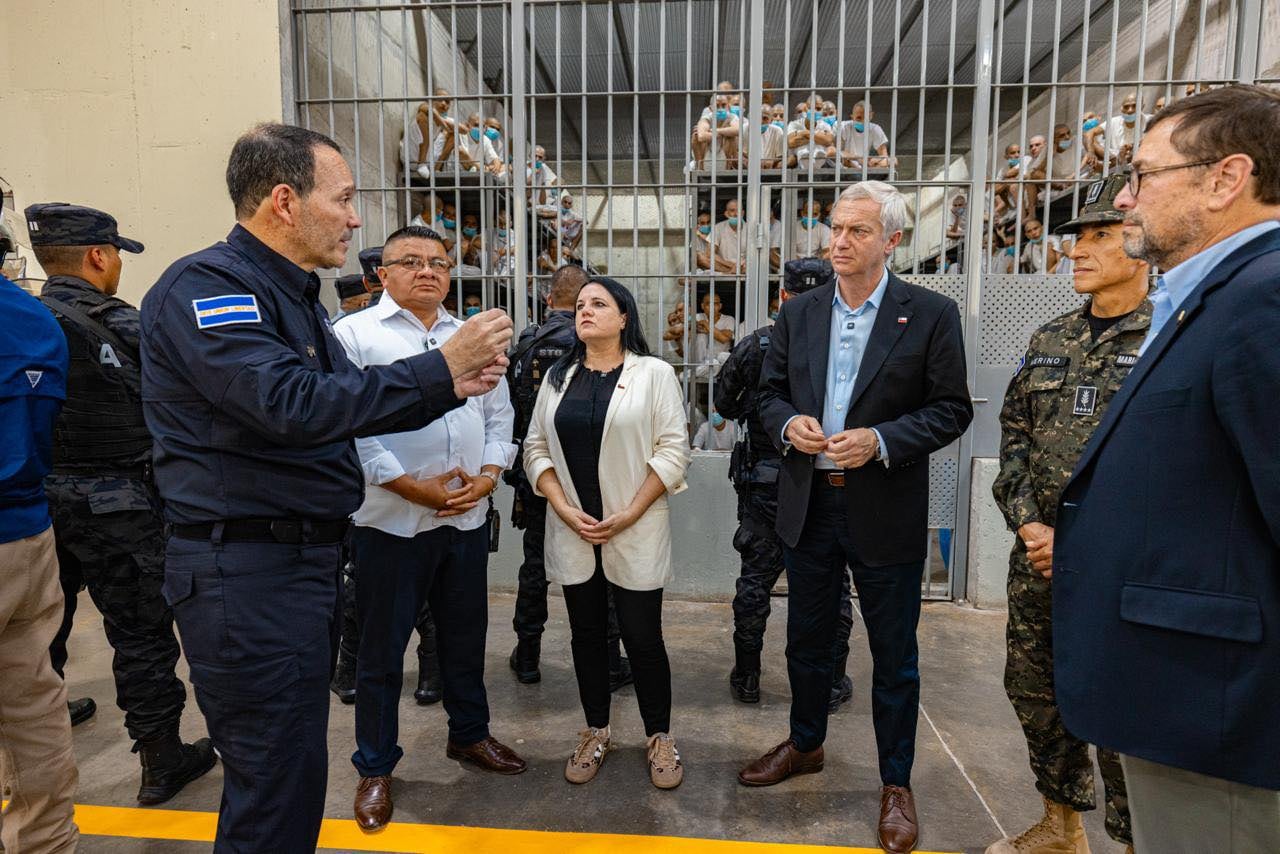 El presidente de Chile, José Antonio Kast, visitó el Centro de Confinamiento del Terrorismo (CECOT) en Tecoluca, El Salvador, el viernes 30 de enero de 2026 (Cortesía: Presidencia El Salvador).