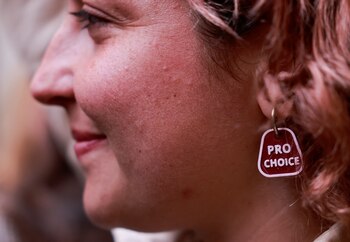 Una mujer se manifiesta frente