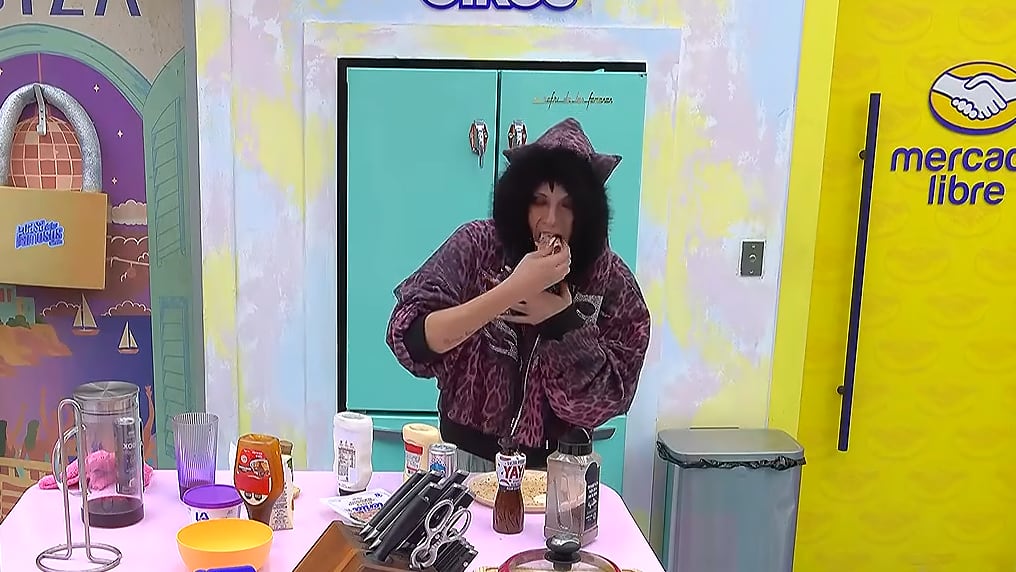 Videos captados por las cámaras del reality mostraron a Gala Montes comiendo en la cocina durante la madrugada. (Captura de pantalla )