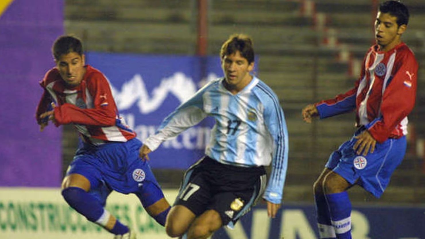 Messi utilizó la 17 en el histórico amistoso-excusa entre Argentina y Paraguay. Esa noche dio sus primeros destellos al convertir un gol y dar dos asistencias (El Gráfico)