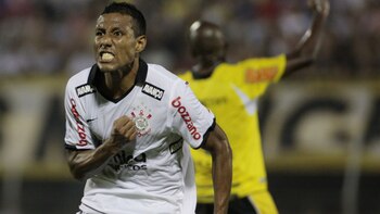 Luis Ramírez celebrando una anotación con Corinthians. - Crédito: Gazeta Esportiva