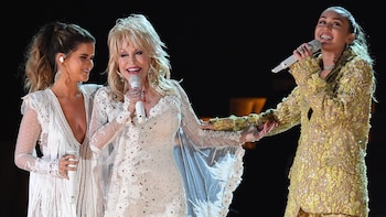 Miley Cyrus recordó haber llorado mientras interpretaba junto a Dolly Parton “I Will Always Love You” Dolly Parton. (Robyn Beck / AFP)