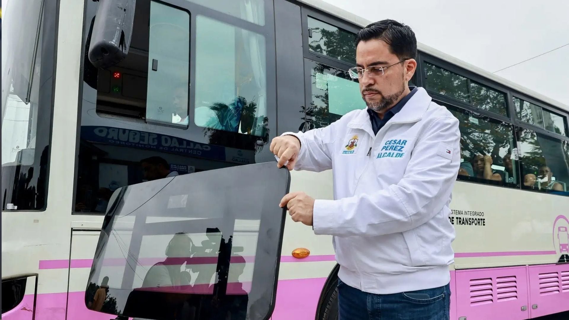 César Pérez inspecciona una lámina de blindaje en un autobús del Corredor Rosado para proteger a los pasajeros ante extorsiones en Callao. (Andina / Editora Perú)