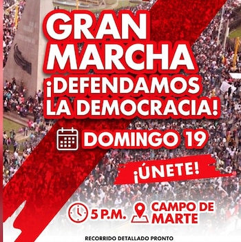 Cartel anunciando una "Gran Marcha" con texto rojo sobre una multitud difuminada. Incluye las frases "¡Defendamos la Democracia!", "Domingo 19", "5 P.M." y "Campo de Marte"