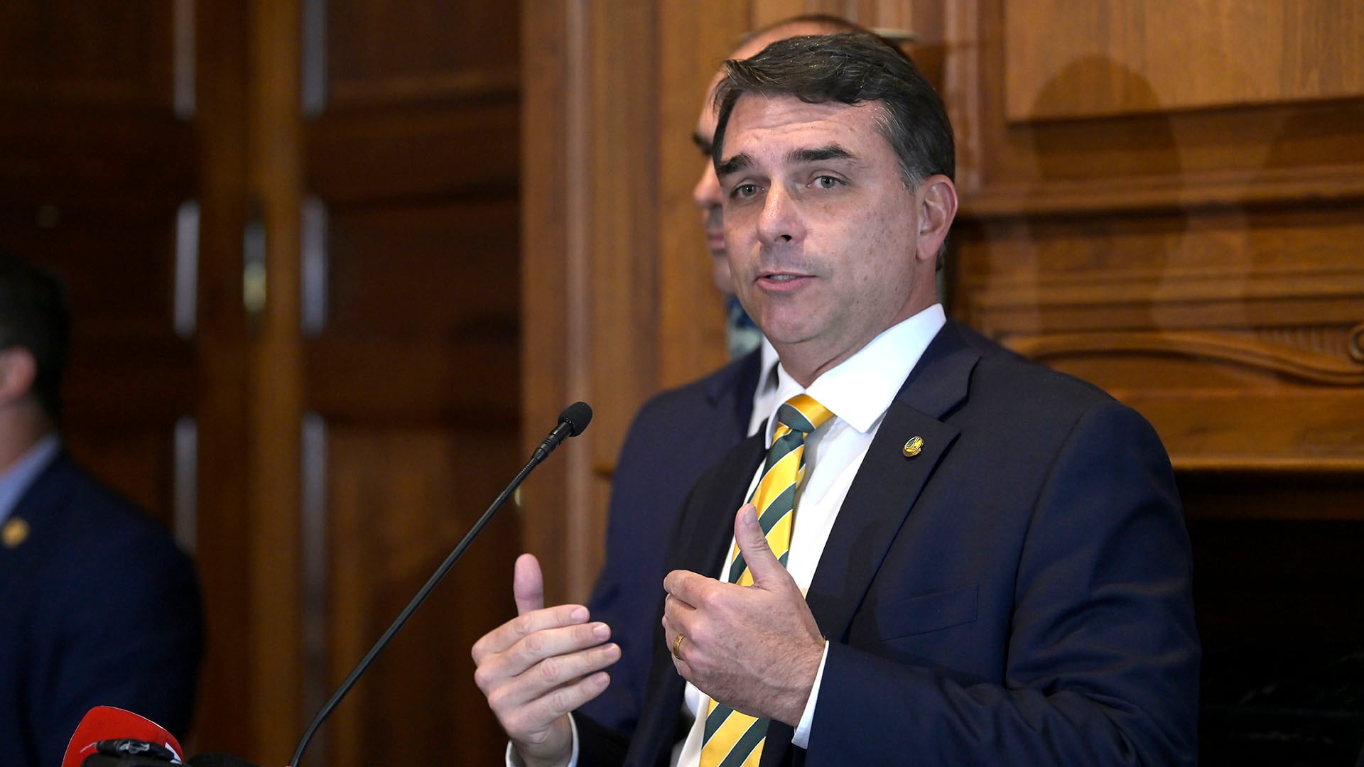 El senador brasileño Flávio Bolsonaro habla en una rueda de prensa el martes, en Washington (EE.UU.) (EFE/ Octavio Guzmán)