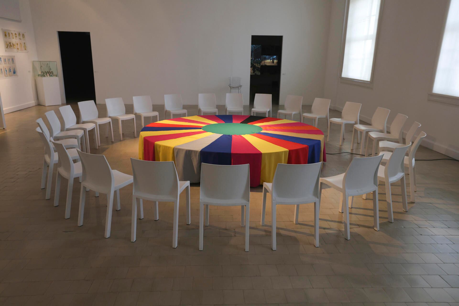 De la muestra participan 30 artistas como Michelangelo Pistoletto, Marta Minujín, Cristina Lucas o Carlos Amorales