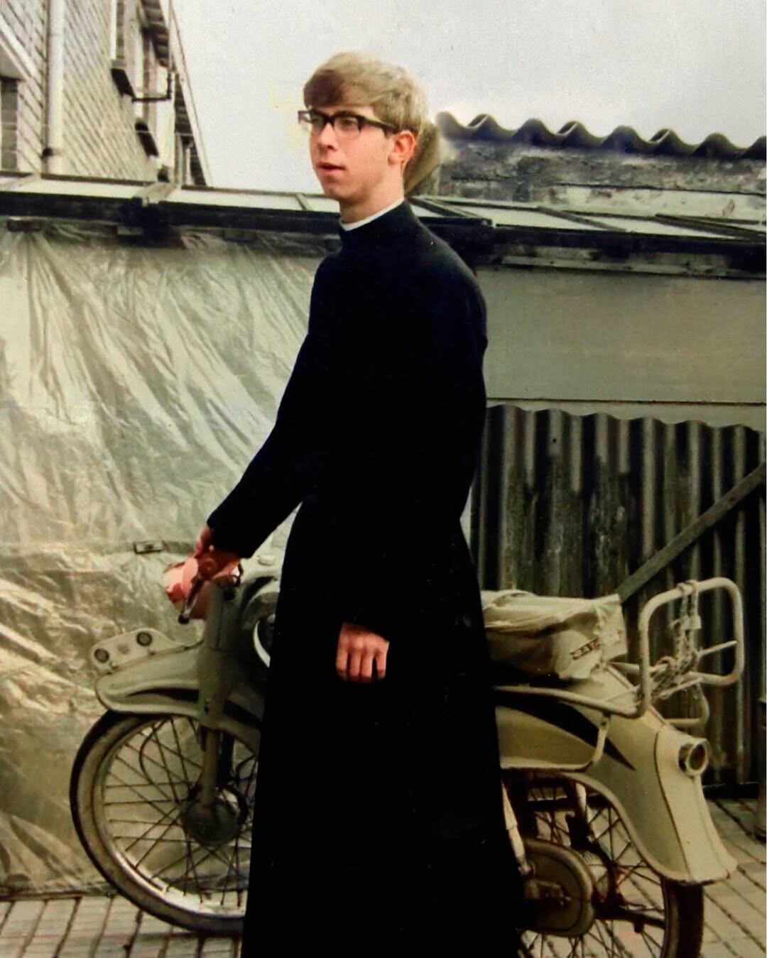 Padre Cyrillus Swinner , cuando llegó a Colombia, en 1977 - crédito rcamilos.bq/Instagram