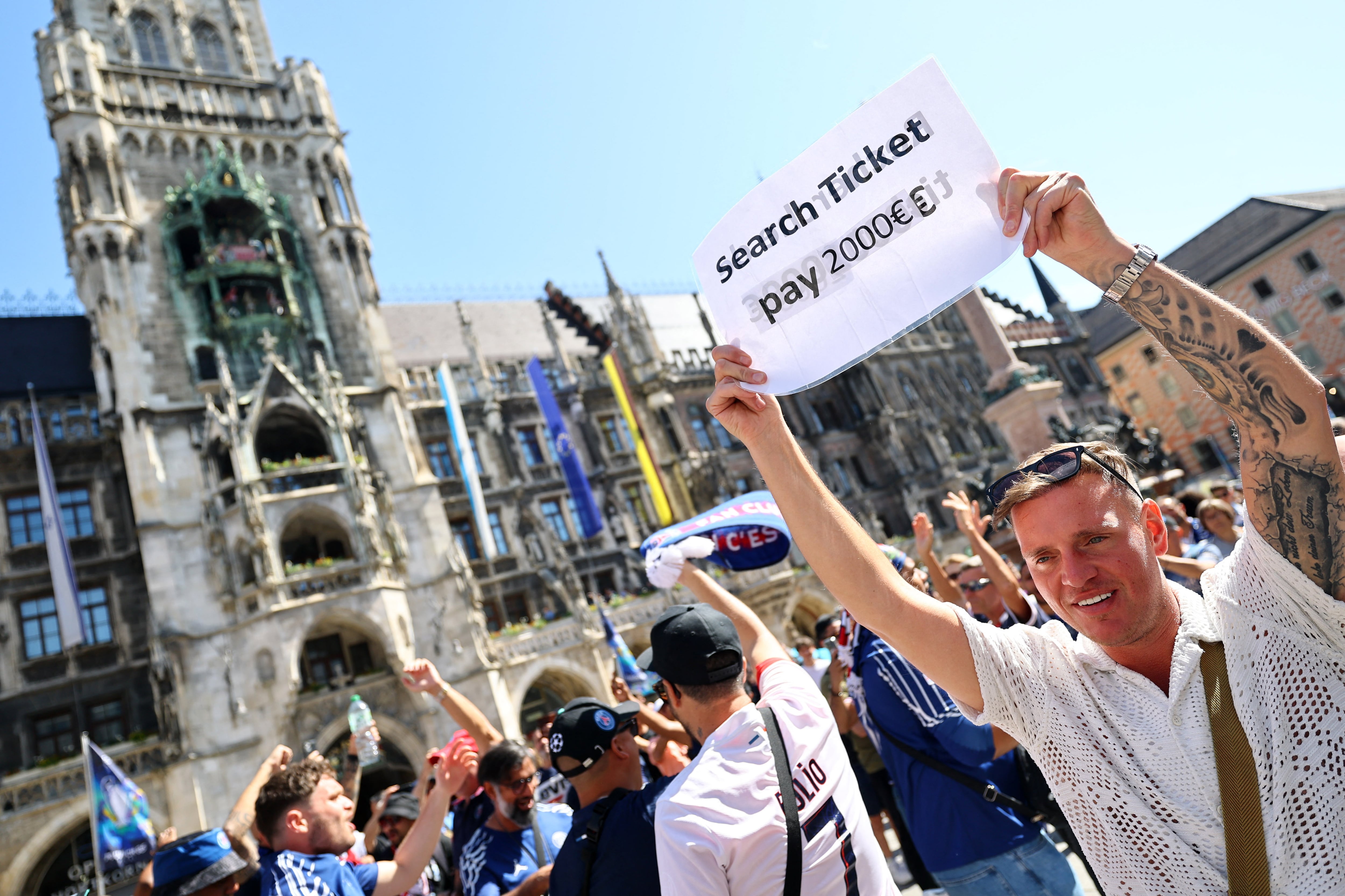 Un fanático busca un ticket para presenciar el partido en Múnich (REUTERS/Kai Pfaffenbach)