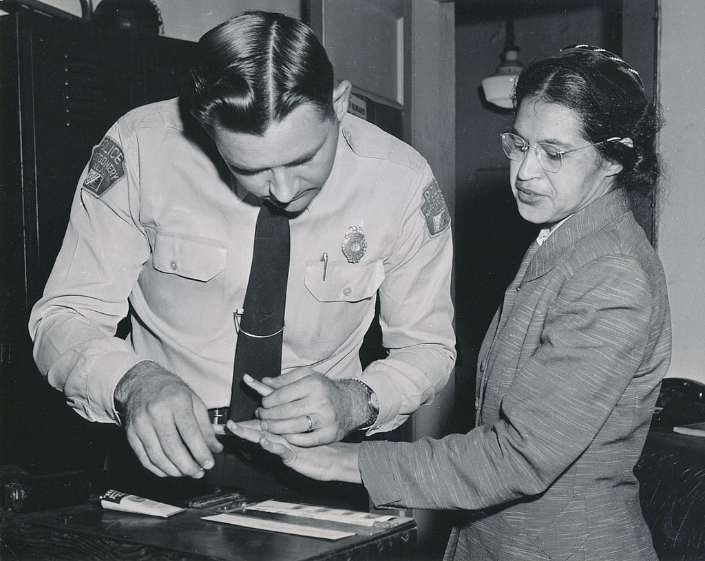Rosa Parks fichada por la policía de Montgomery. La fuerza detuvo a Parks el 1 de diciembre de 1955 tras su negativa a ceder el asiento a un pasajero blanco