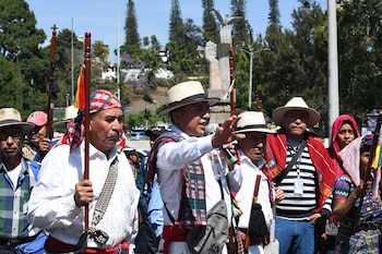 Personas se manifiestan este viernes, frente a la Corte Suprema de Justicia para exigir a la Comisión de Postulación del Ministerio Público que excluya a la actual fiscal general, María Consuelo Porras Argueta, de la lista de aspirantes a la jefatura del Ministerio Público en Ciudad de Guatemala (Guatemala). EFE/ Alex Cruz