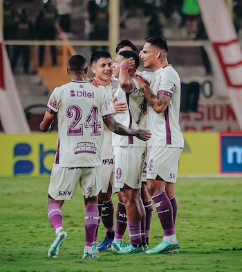 Tras su golazo de tiro libre ante Juan Pablo II, Edison Flores fue felicitado por sus compañeros de Universitario. - créditos: Liga 1