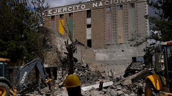 El Ejército de Bolivia suspendió las tareas de búsqueda de desaparecidos tras las explosiones en el cuartel militar