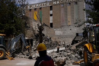 Un trabajador observa un cuartel militar dañado por un estallido en un depósito de explosivos, el sábado 5 de septiembre de 2026, en Viacha, Bolivia (AP/Juan Karita)