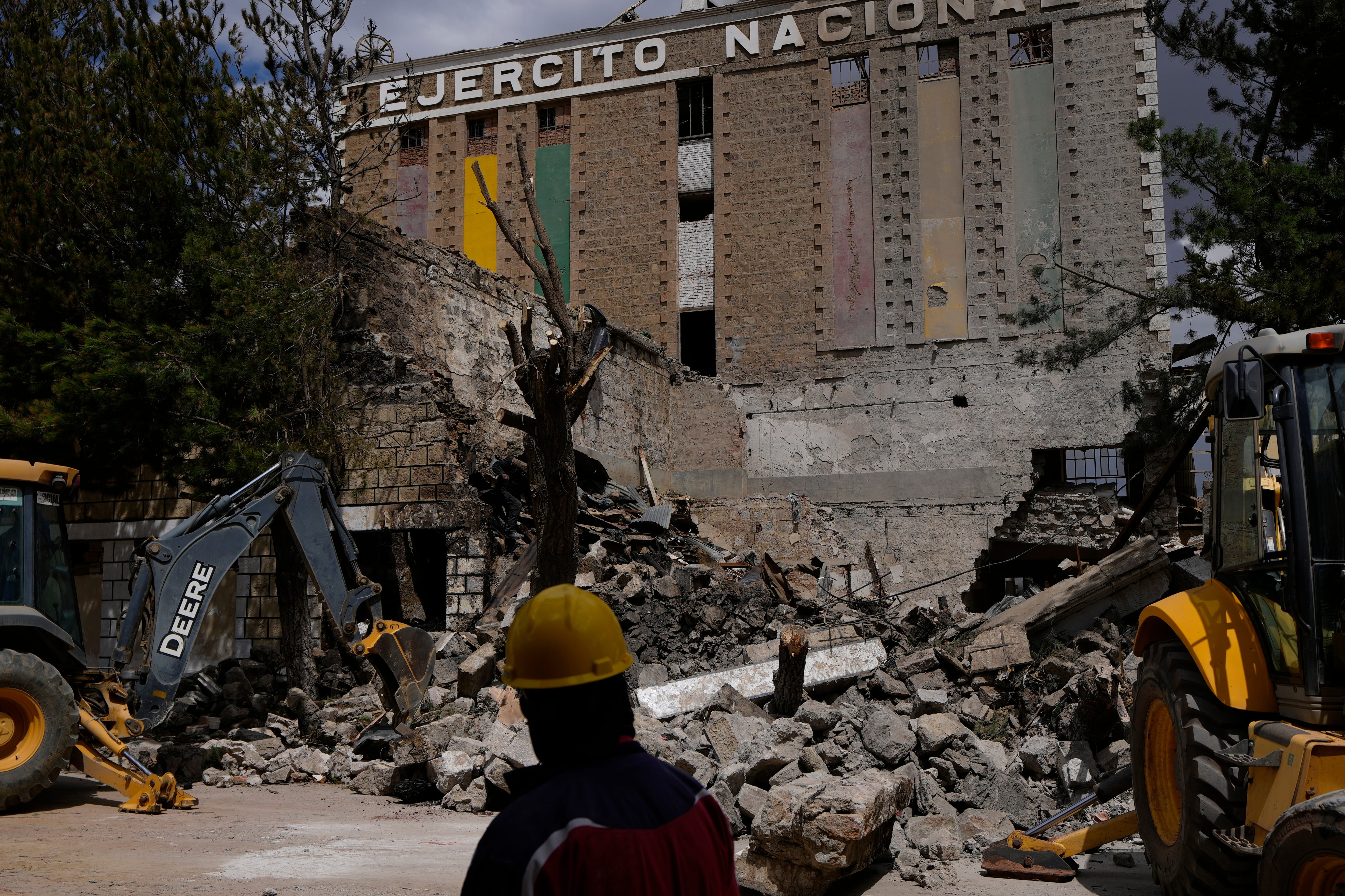 Un trabajador observa un cuartel militar dañado por un estallido en un depósito de explosivos, el sábado 5 de septiembre de 2026, en Viacha, Bolivia (AP/Juan Karita)