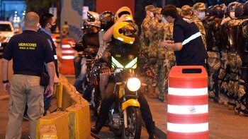 Motociclistas que buscan ingresar a