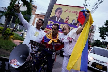Los partidarios del candidato presidencial de izquierda colombiano Gustavo Petro de la coalición Pacto Histórico celebran su victoria en la segunda vuelta de las elecciones presidenciales en Bucaramanga, Colombia, el 19 de junio de 2022. REUTERS/Santiago Arcos