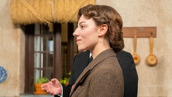 La Promesa: La llegada de Estefanía genera inquietud y celos en María. (RTVE)