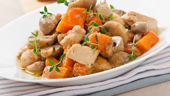 Pollo estofado con batata y champiñones: una receta caliente que es ideal para el otoño y destaca por su sabor dulce