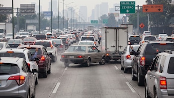 Por qué cambiar de carril en un atasco perjudica a todos los que van detrás, según las matemáticas