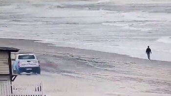 El sospechoso caminando por la