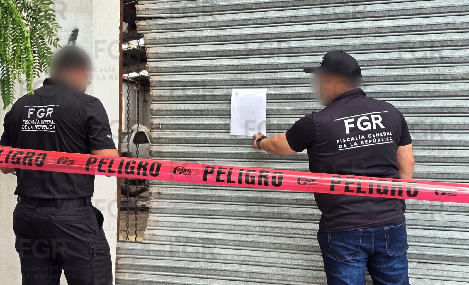 Un juez federal autorizó la diligencia por posesión de cartuchos de uso exclusivo del Ejército y uso de vehículo blindado. Crédito: FGR