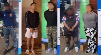 Cinco fotografías individuales de personas de pie con las manos atadas o esposadas y los rostros cubiertos por un filtro borroso