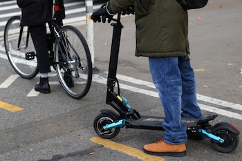 Los datos oficiales registraron 560 colisiones con e-bikes y 795 con scooters eléctricos hasta julio, un 28% más que en el mismo período del año pasado (REUTERS/Andrew Kelly)