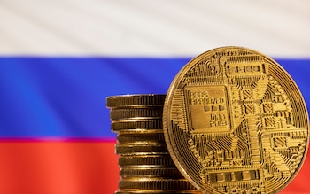Ilustración de Coinbase junto a la bandera de Rusia en una imagen relacionada con criptomonedas y sanciones financieras (REUTERS)