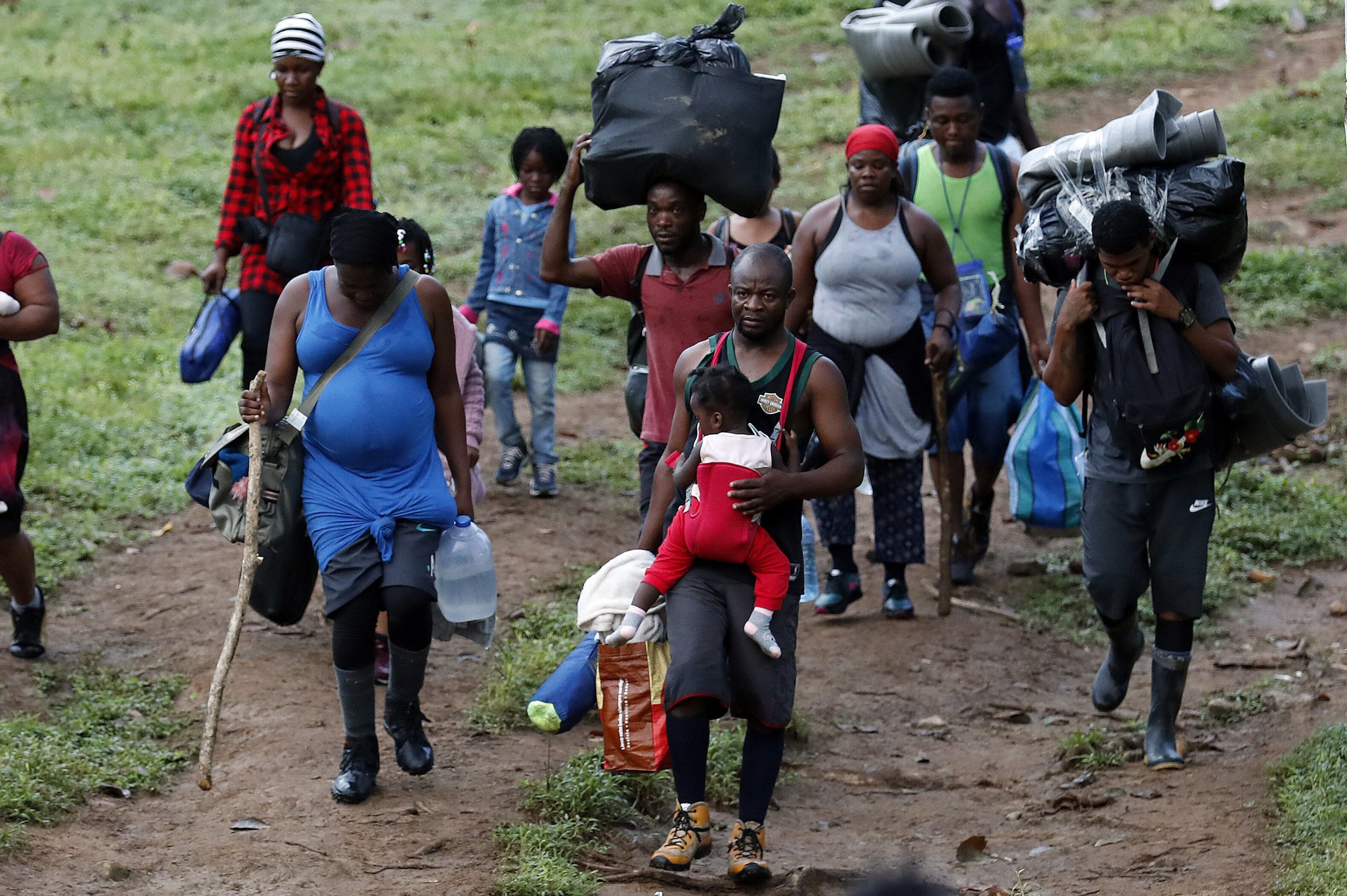 Fotografía que muestra a migrantes haitianos en su camino hacia Panamá por el Tapón del Darién en Acandi (Colombia). EFE/ Mauricio Dueñas Castañeda