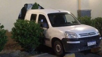 La camioneta fue incrustada de