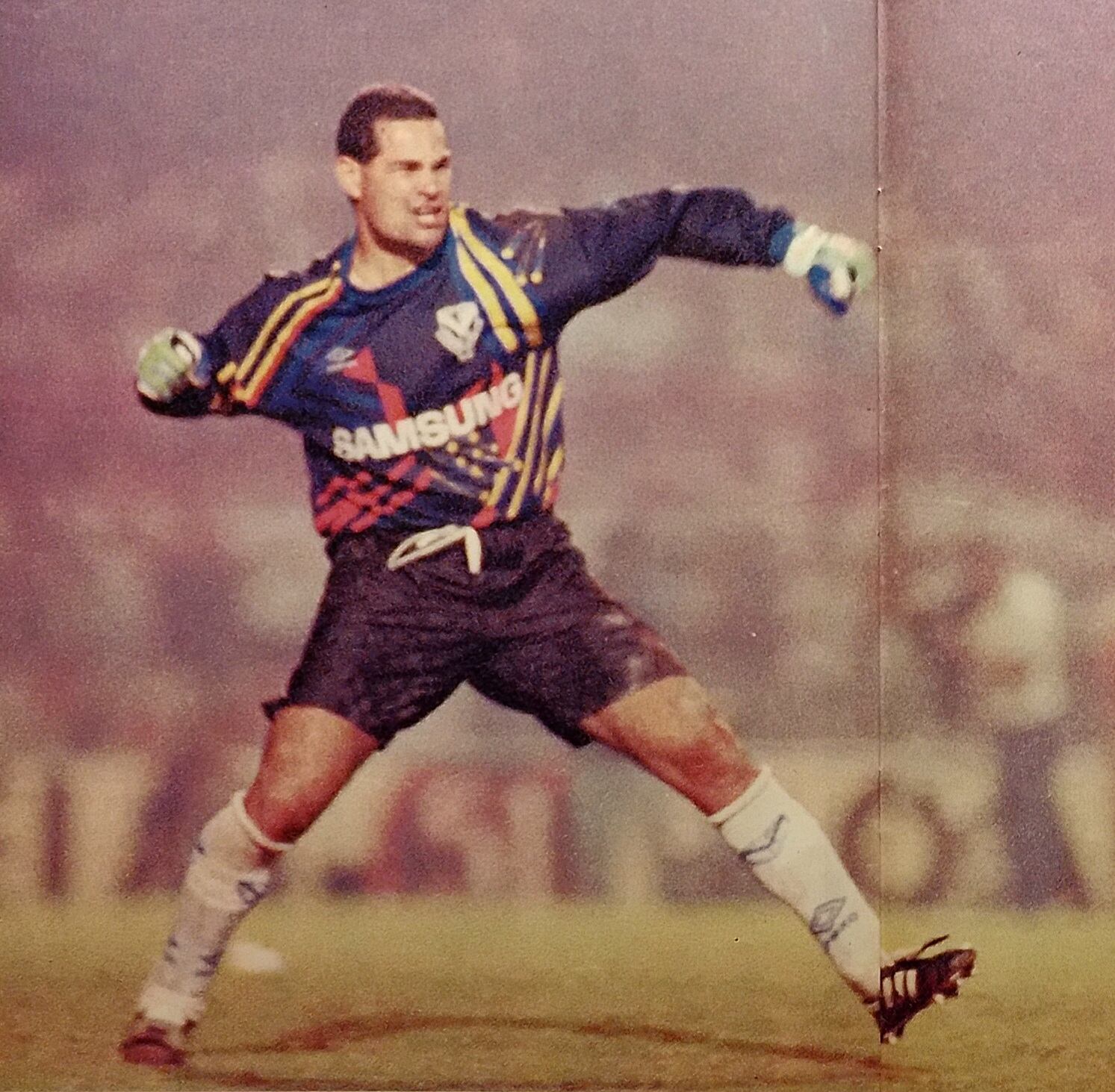 Chilavert festejando el penal que atajó en la definición por penales de la final de la Libertadores. El arquero paraguayo fue un pilar de aquel equipo de Vélez