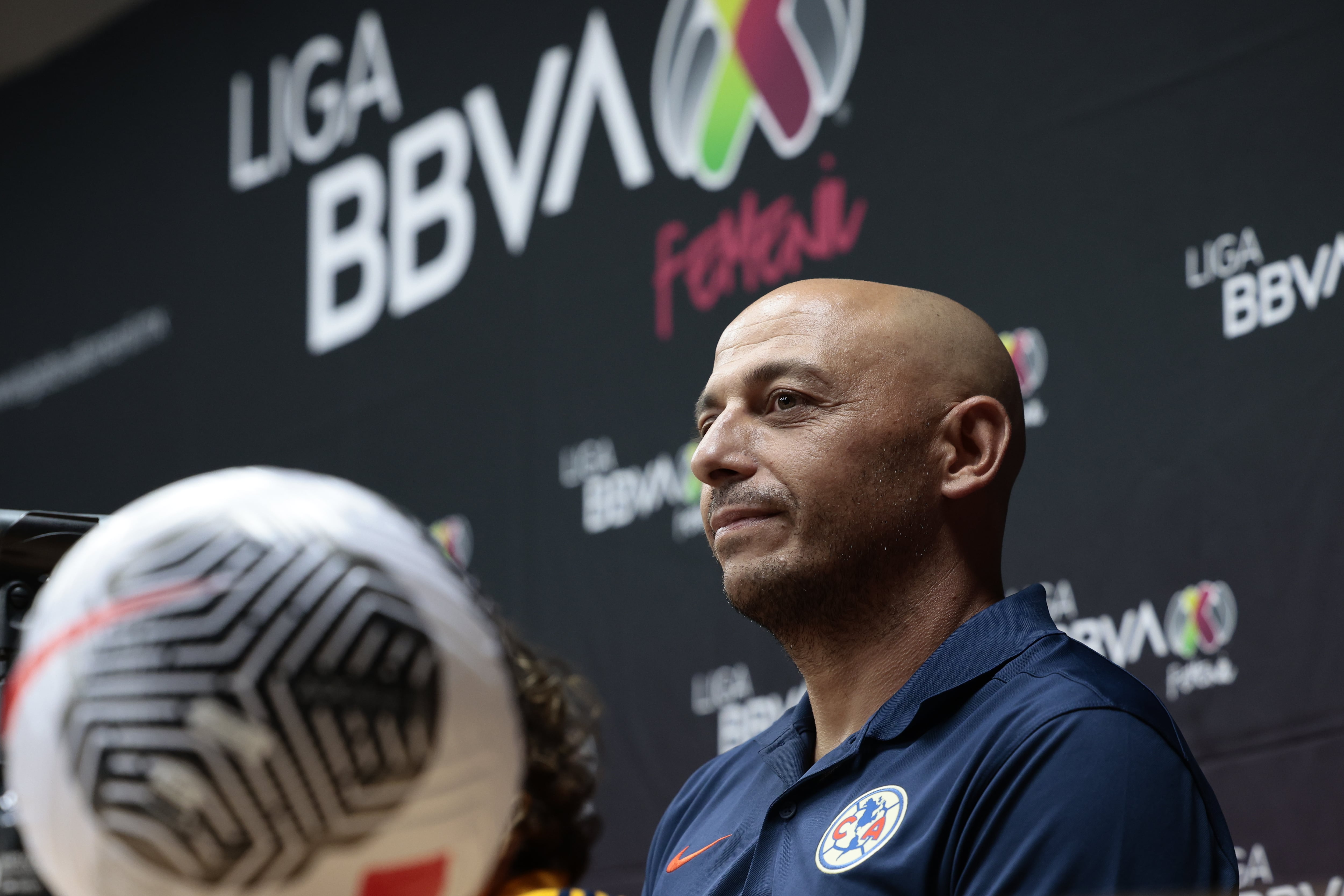 Muere el papá de Ángel Villacampa, entrenador del club América Femenil (EFE/José Méndez)