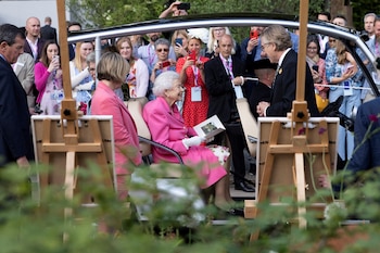 La Reina visitando el Chelsea