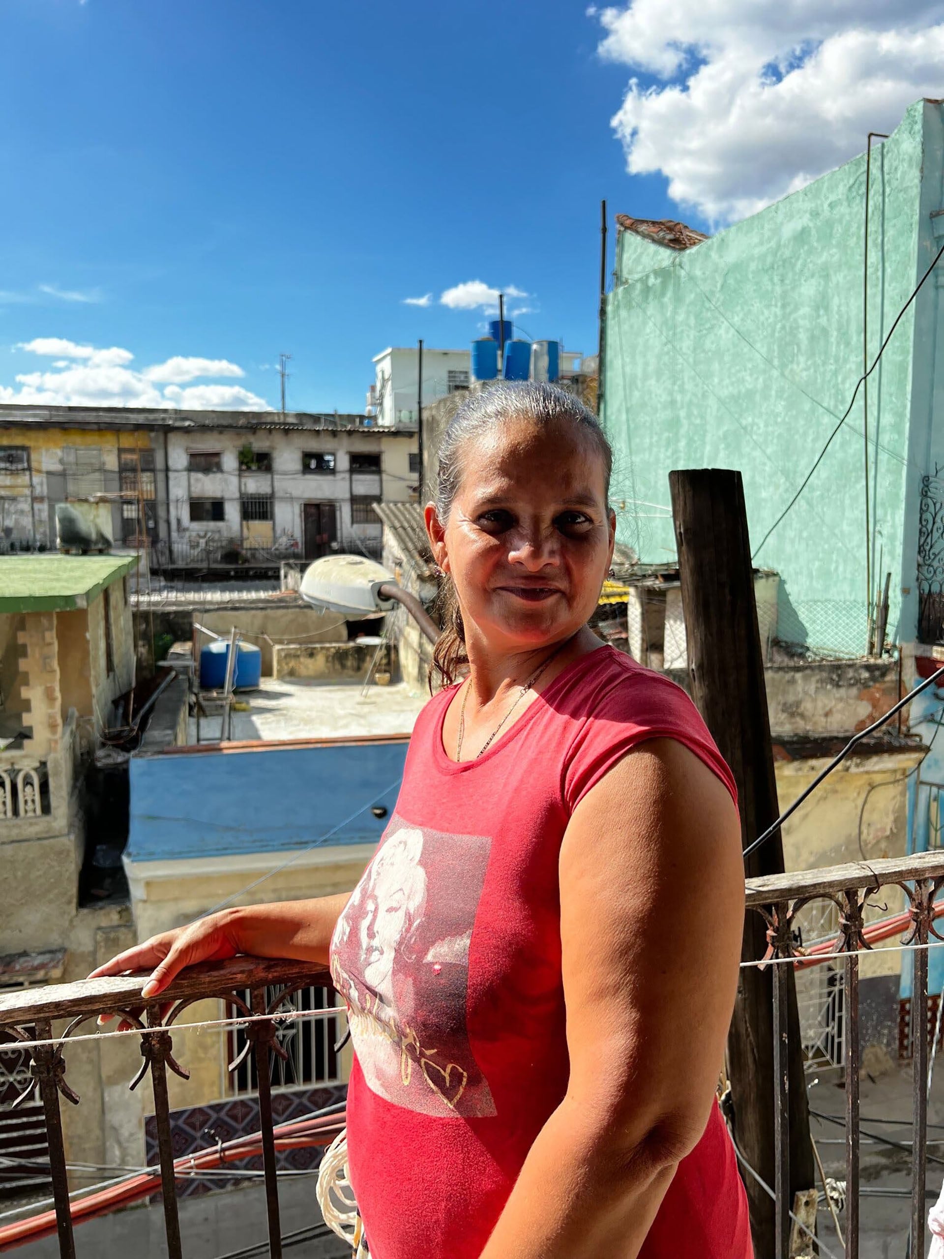 Odalis Reyes, de 56 años, en el balcón de su casa en La Habana Vieja (Michael Adams Lozano/NYT)