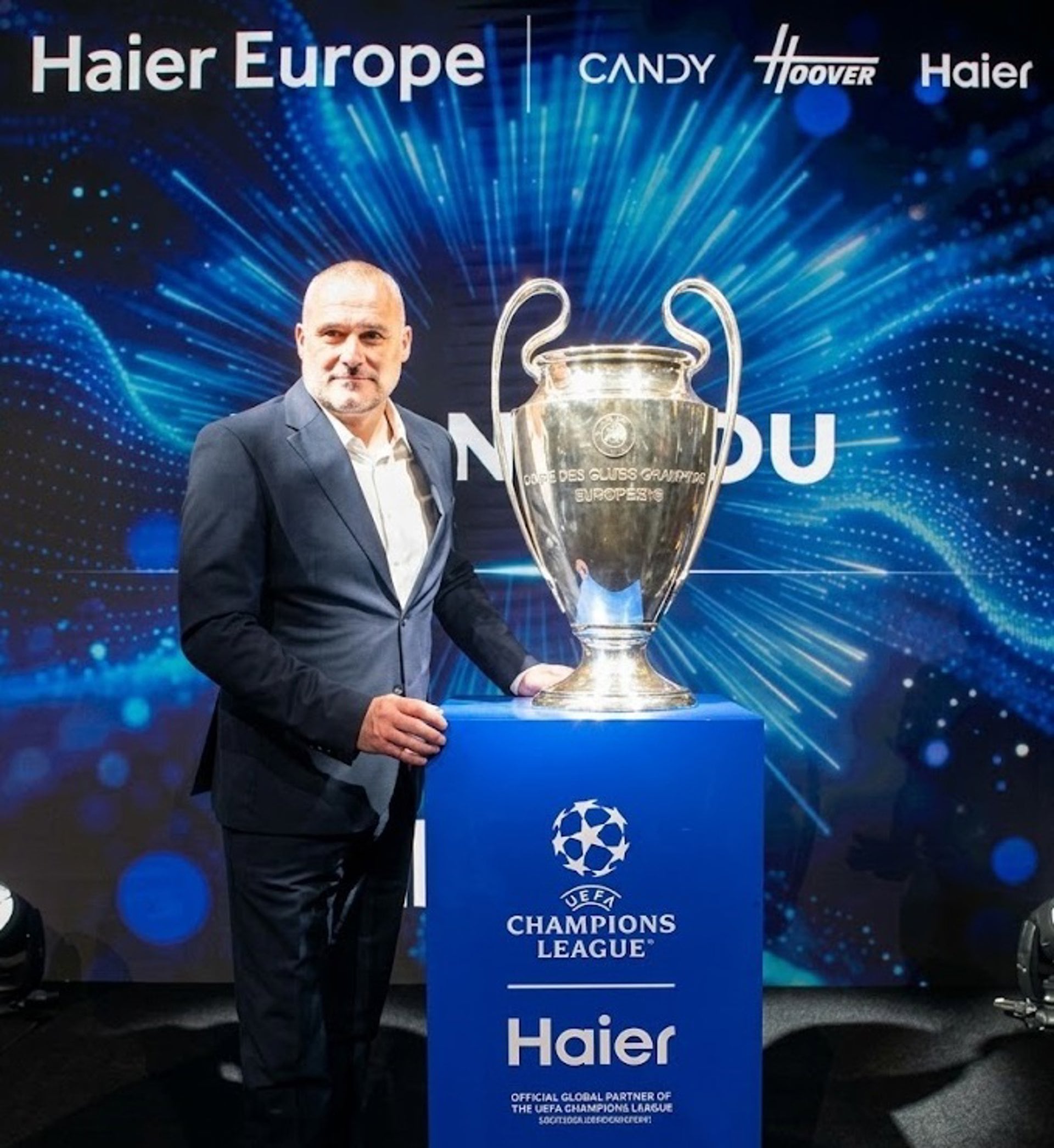 07/09/2026 El jefe de Marca de Haier Europa, Antony Peart, posa junto al trofeo de la Liga de Campeones tras anunciarse que la multinacional china patrocinará la competición entre 2027 y 2031.
EUROPA ALEMANIA DEPORTES
HAIER EUROPE