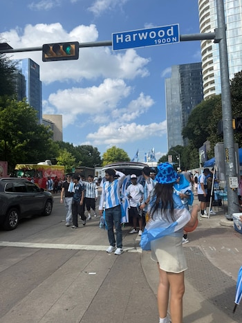 Banderazo de argentinos en Dallas antes del partido ante Austria